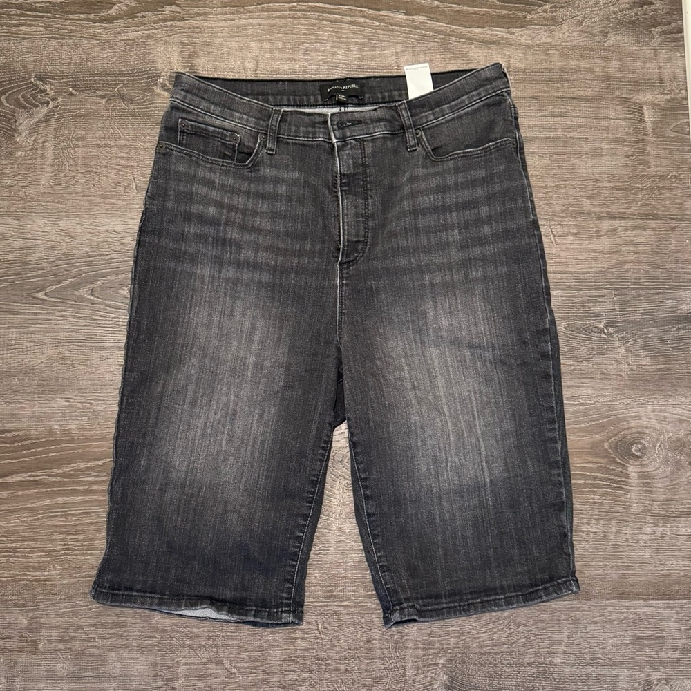 Banana Republic stonewashed black Bermuda short Size 32/14